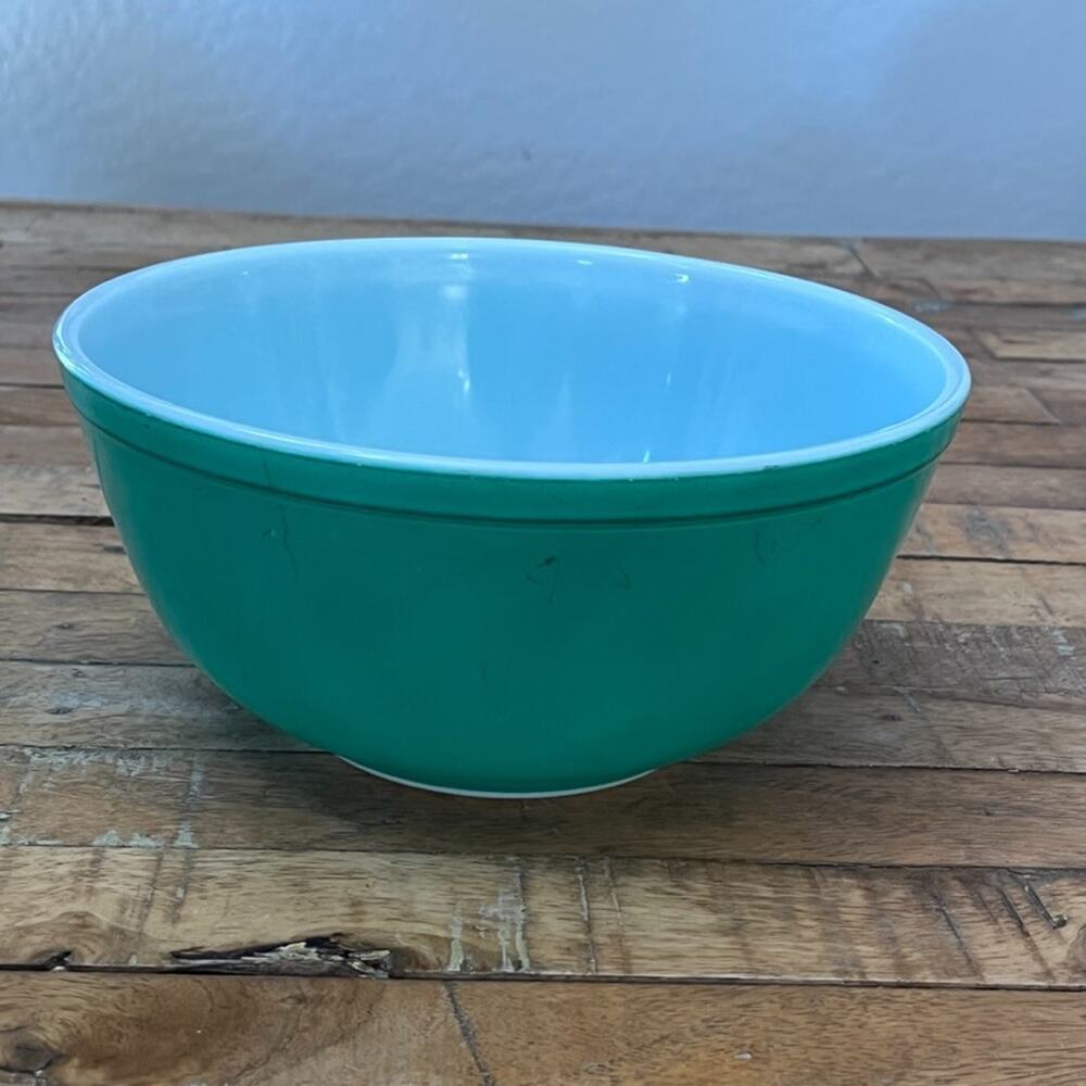 Vintage Pyrex Nesting 2.5 Qt Mixing Bowl Green Primary Color Ovenware